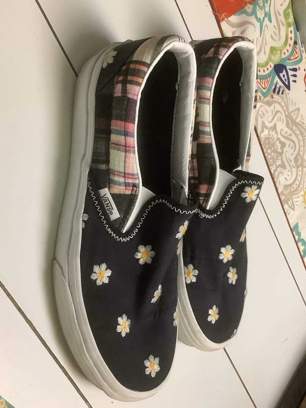Vans Woman’s Black Slip-On Sneakers with Daisy Print